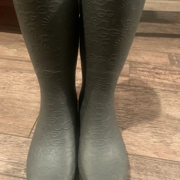 UGG rain boots - Picture 3 of 9